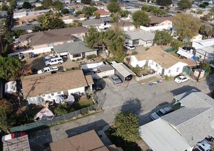 10845 Carmenita Rd in Whittier, CA - Foto de edificio - Building Photo