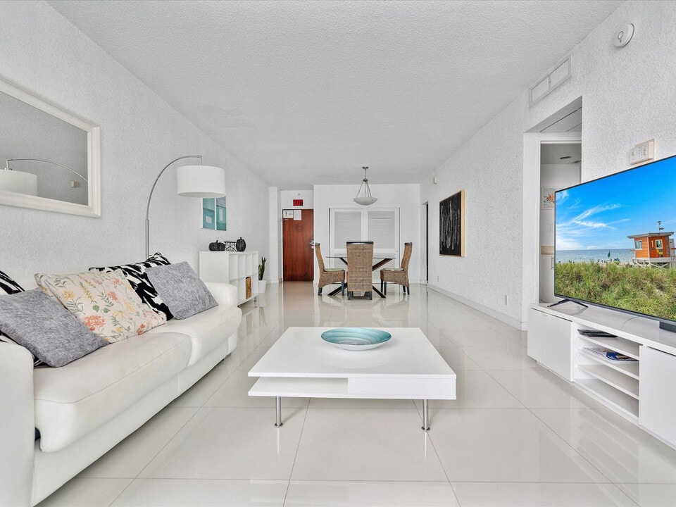 4001 S Ocean Dr in Hollywood, FL - Building Photo