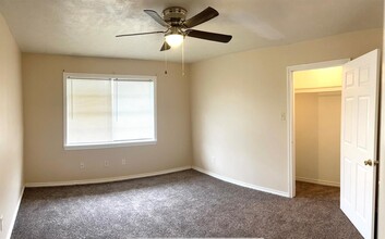 1045 6th St in Hempstead, TX - Building Photo - Building Photo