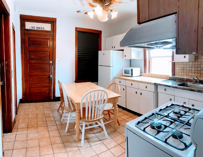 3325 S Emerald Ave, Unit 2 in Chicago, IL - Foto de edificio - Building Photo