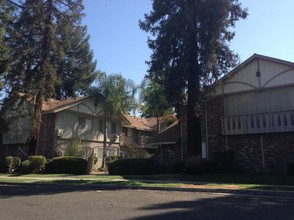 The Robinwood Apartments in Fresno, CA - Building Photo - Building Photo