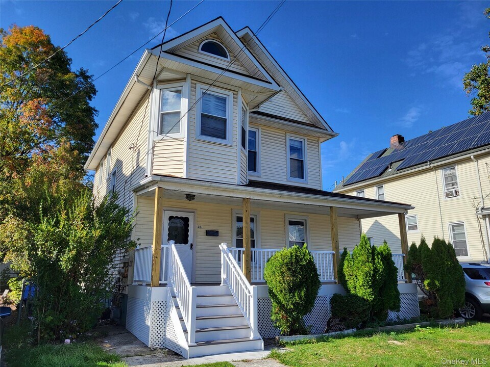 23 Albert St in Middletown, NY - Building Photo