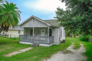 1808 17th St E in Palmetto, FL - Building Photo