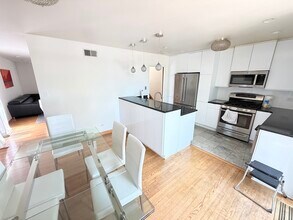 5557 S Harper Ave in Chicago, IL - Building Photo - Building Photo