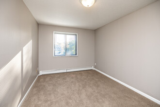 902 North Dodge Street Apartments in Iowa City, IA - Building Photo - Interior Photo