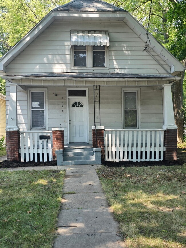 property at 1403 N Machin Ave