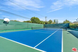 802 N Crescent Dr in Beverly Hills, CA - Building Photo - Building Photo