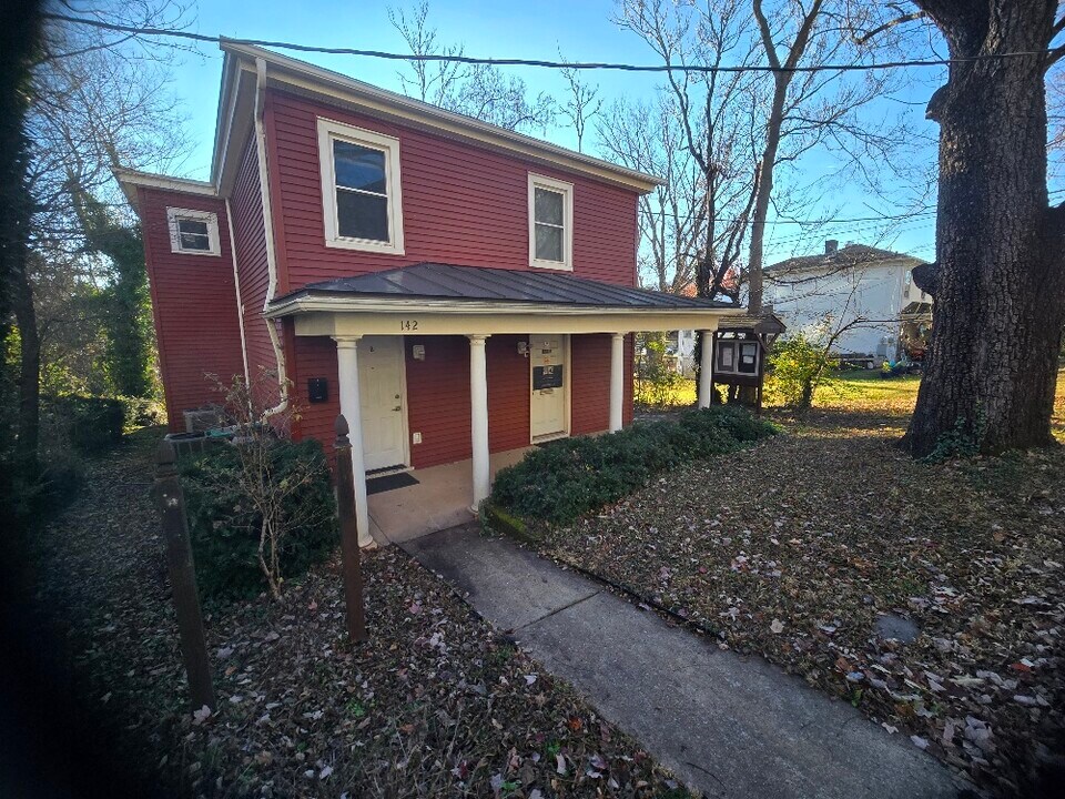 142 Carlton Rd, Unit B in Charlottesville, VA - Foto de edificio