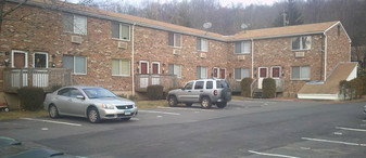 Blakeslee Street Townhomes in Bristol, CT - Foto de edificio - Building Photo