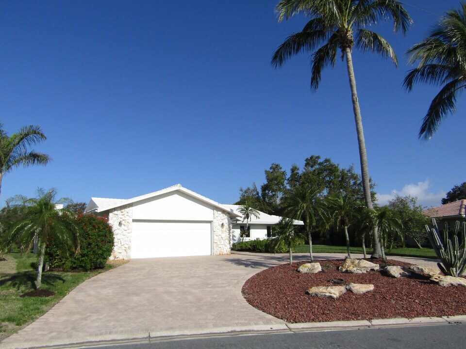 468 Bellini Cir in Nokomis, FL - Building Photo