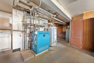 43-02 Newtown rd in Astoria, NY - Building Photo - Interior Photo