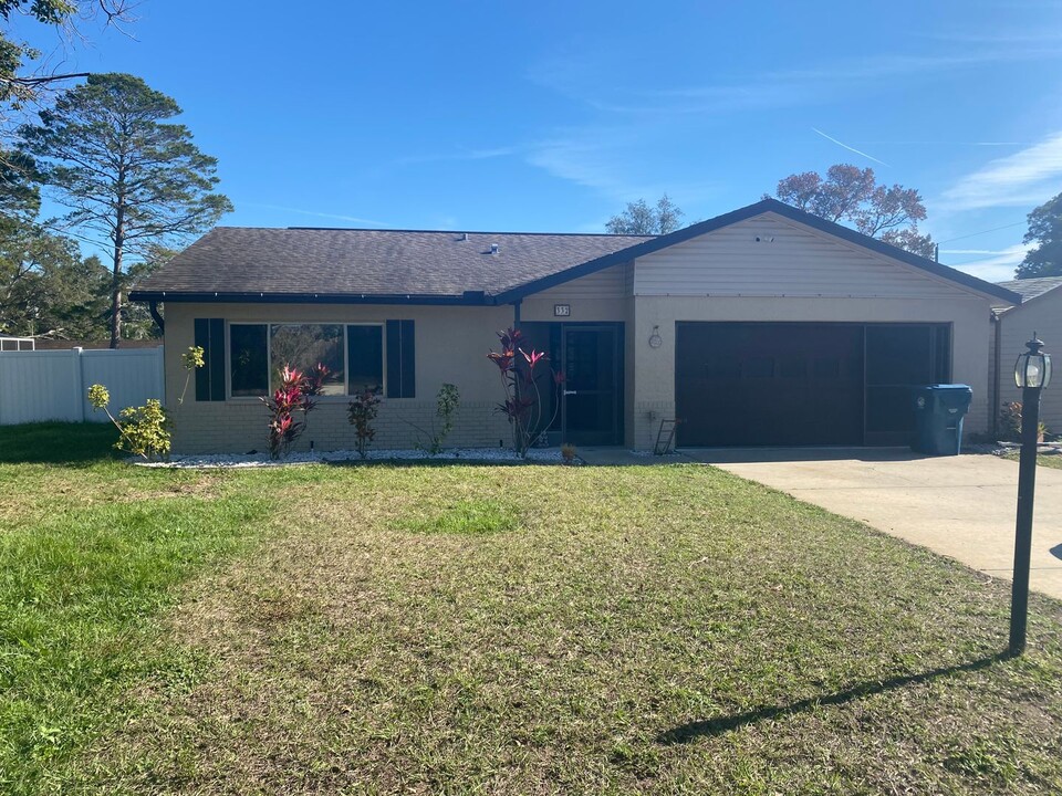 332 Upland Ave in Spring Hill, FL - Foto de edificio