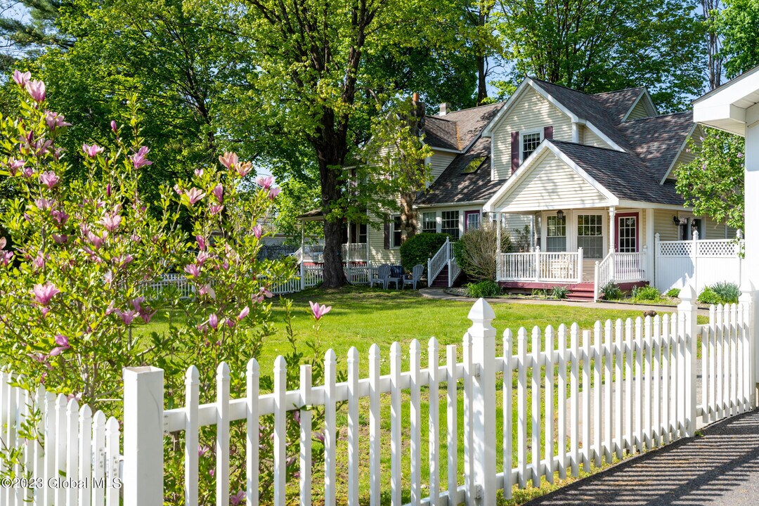 308 Ballston Ave-Unit -Rear in Saratoga Springs, NY - Foto de edificio