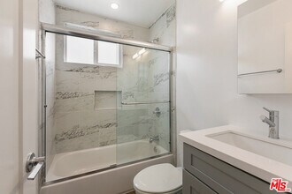 2401 S Sycamore Ave in Los Angeles, CA - Building Photo - Building Photo