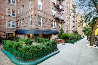 10255 67th Dr in Forest Hills, NY - Building Photo - Building Photo