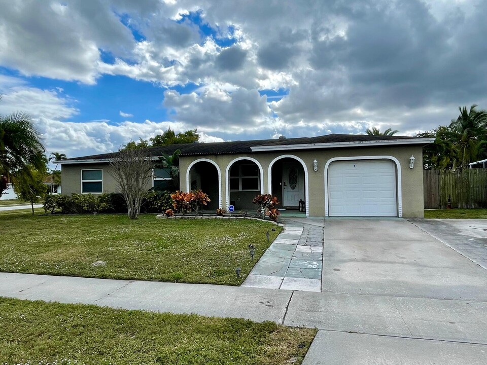 4784 Alfresco St in Boca Raton, FL - Foto de edificio