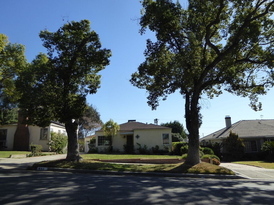 934 E Angeleno Ave in Burbank, CA - Building Photo