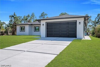 1142 Dutchess St E in Lehigh Acres, FL - Building Photo - Building Photo
