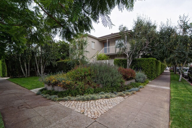 755 N Harper Ave in Los Angeles, CA - Foto de edificio - Building Photo