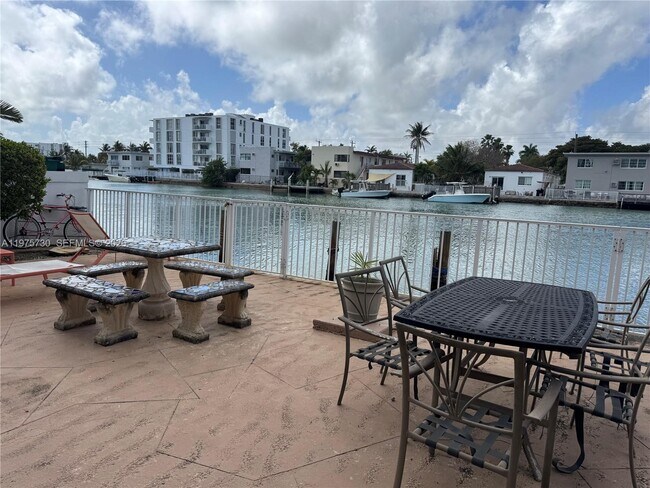 8420 Byron Ave in Miami Beach, FL - Building Photo - Building Photo