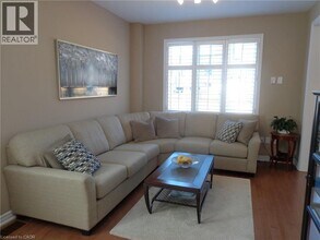 26 Walters Ln in Grimsby, ON - Building Photo - Building Photo