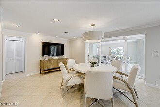 660 14th Ave S in Naples, FL - Foto de edificio - Building Photo