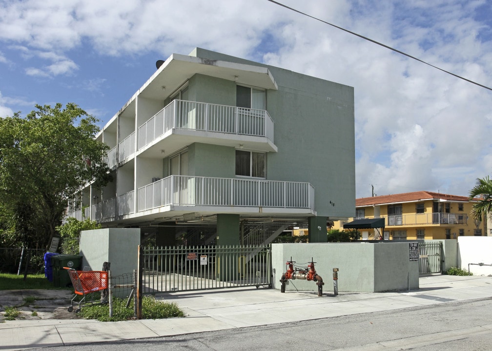 418 SW 10th St in Miami, FL - Building Photo