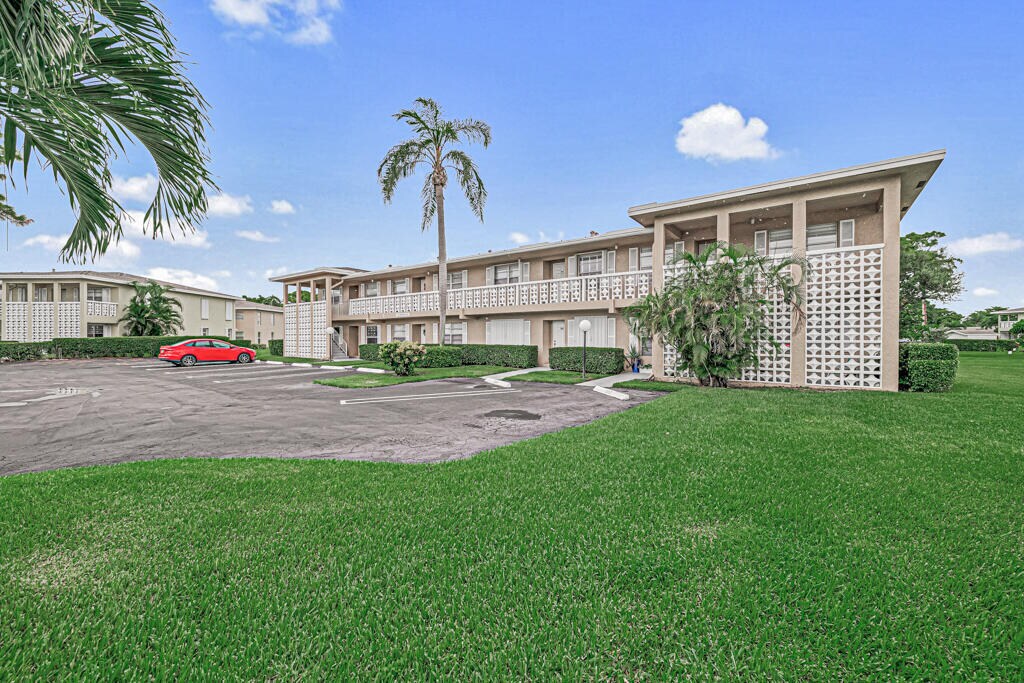 2411 Papaya Dr in Delray Beach, FL - Building Photo