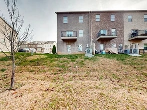 206 Charlotte Everly Cir in Hendersonville, TN - Foto de edificio - Building Photo