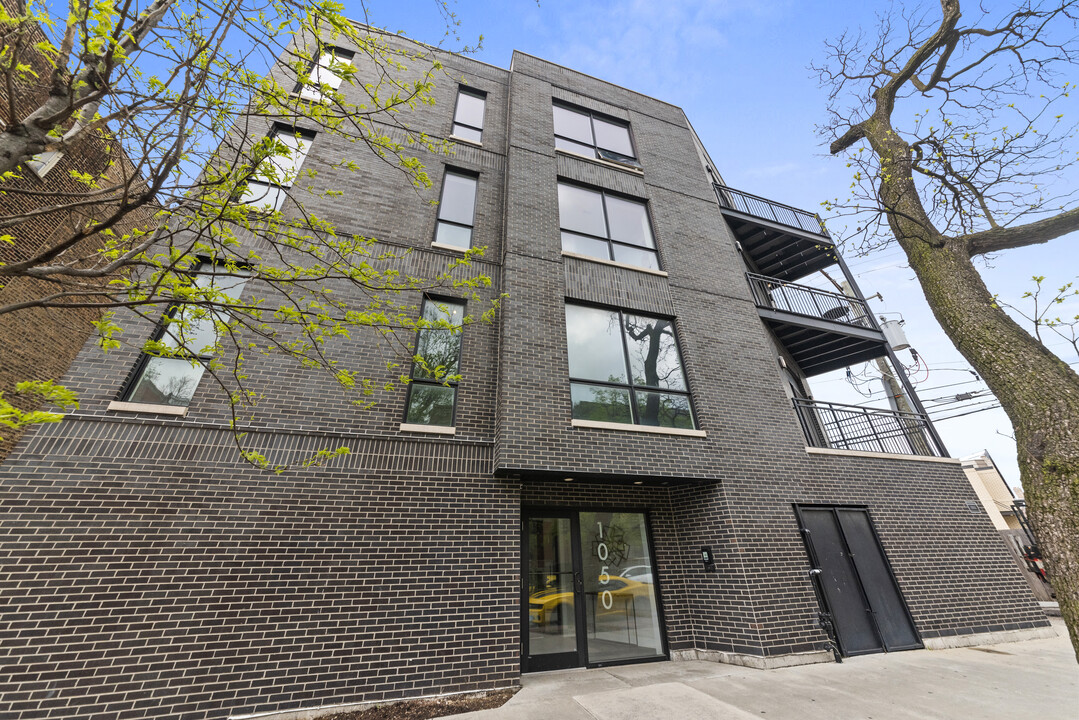 1050 W Cornelia Ave, Unit 202 in Chicago, IL - Building Photo