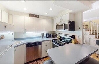 53 Grove St, Unit B in Boston, MA - Building Photo - Building Photo