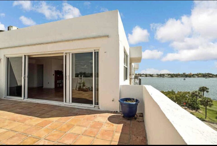 301 Croton Ave-Unit -Ph-501 in Lantana, FL - Building Photo