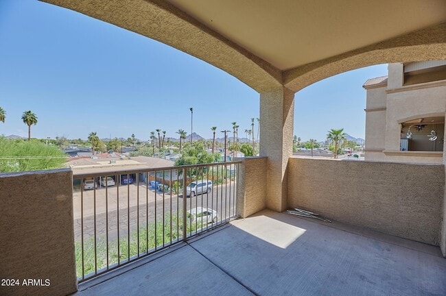 property at 920 E Devonshire Ave