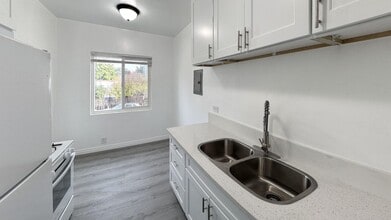 1731 Pico Blvd in Santa Monica, CA - Foto de edificio - Building Photo