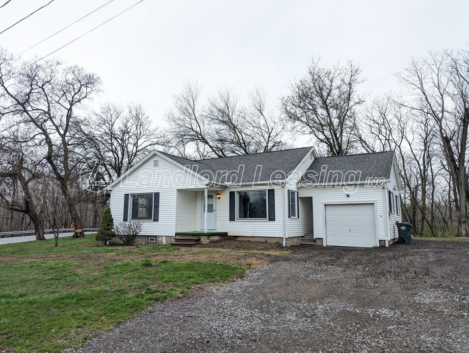 45600 Middle Ridge Rd in Amherst, OH - Foto de edificio