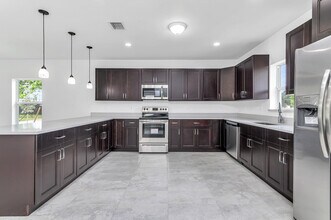 2360 NW 14th St in Fort Lauderdale, FL - Foto de edificio - Building Photo