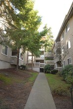 Spring Lake Apartments in Seattle, WA - Building Photo - Building Photo