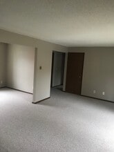 103 S Columbus St, Unit 2 in Pleasantville, IA - Foto de edificio - Building Photo