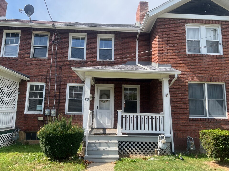 819 Vankirk St in Clairton, PA - Foto de edificio