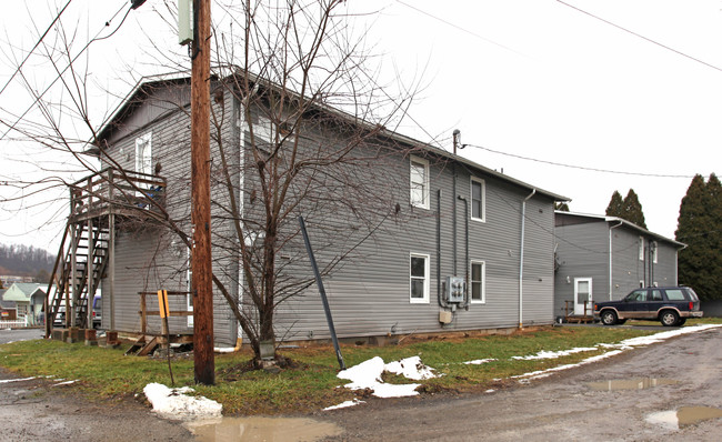104 Ullom St in Fairmont, WV - Foto de edificio - Building Photo