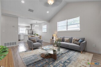 636 Mill St in San Marcos, TX - Building Photo - Building Photo