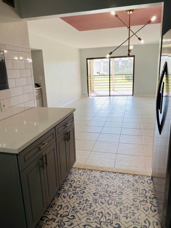 9370 SW 8th St, Unit 323 in Boca Raton, FL - Building Photo - Building Photo