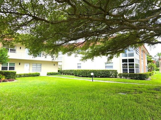 69 Royal Oak Ct in Vero Beach, FL - Foto de edificio - Building Photo
