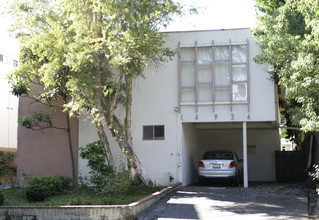 14926 Dickens St in Sherman Oaks, CA - Building Photo - Building Photo