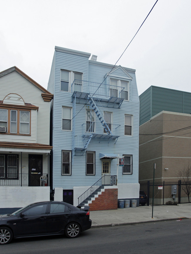 1353 Taylor Ave in Bronx, NY - Building Photo - Building Photo