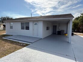 1539 Magnolia Dr, Unit Studio apartment B in West Palm Beach, FL - Building Photo