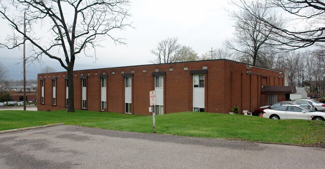 2015 Newberry St in Cuyahoga Falls, OH - Building Photo - Building Photo