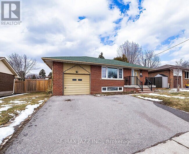 708 Newman Crescent in Whitby, ON - Building Photo - Building Photo