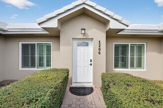 1206 Dolphin Rd in West Palm Beach, FL - Foto de edificio - Building Photo