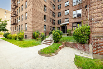 9420 66th Ave in Rego Park, NY - Building Photo - Building Photo